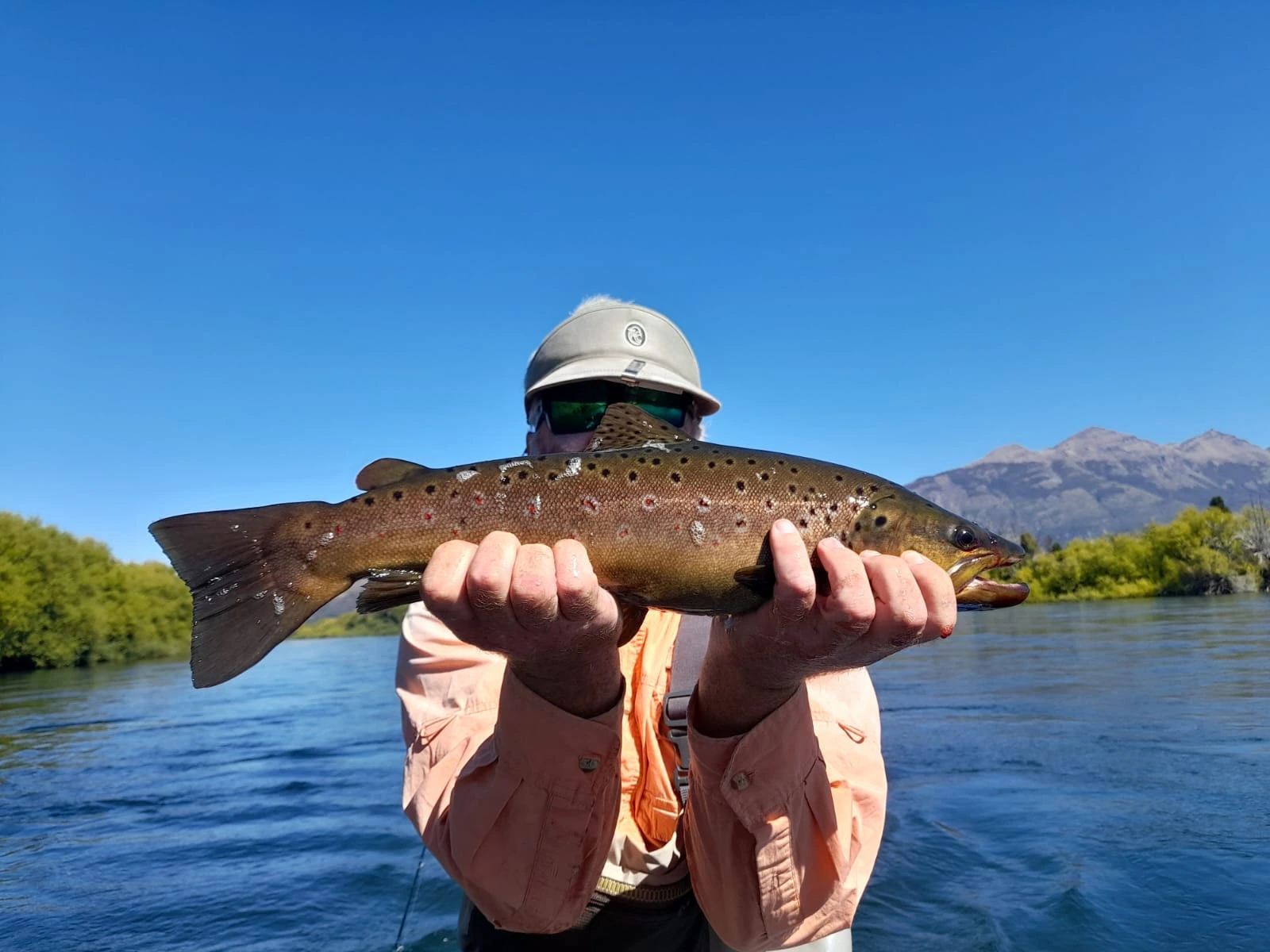 Guía con trucha en el Río Futaleufú