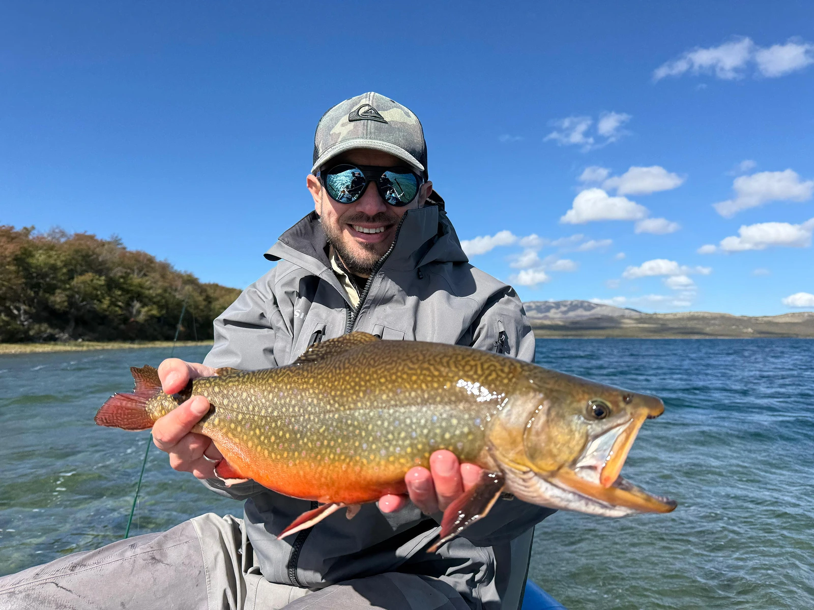 Guía con trucha en Fishing Day Río Futaleufú