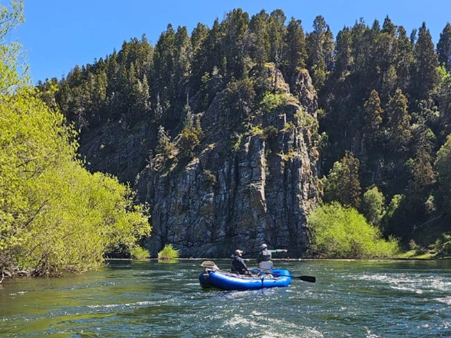 Flotada de pesca junto a un bosque de Los Alerces