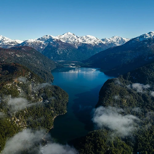 Lago y montañas del Parque Nacional Los Alerces