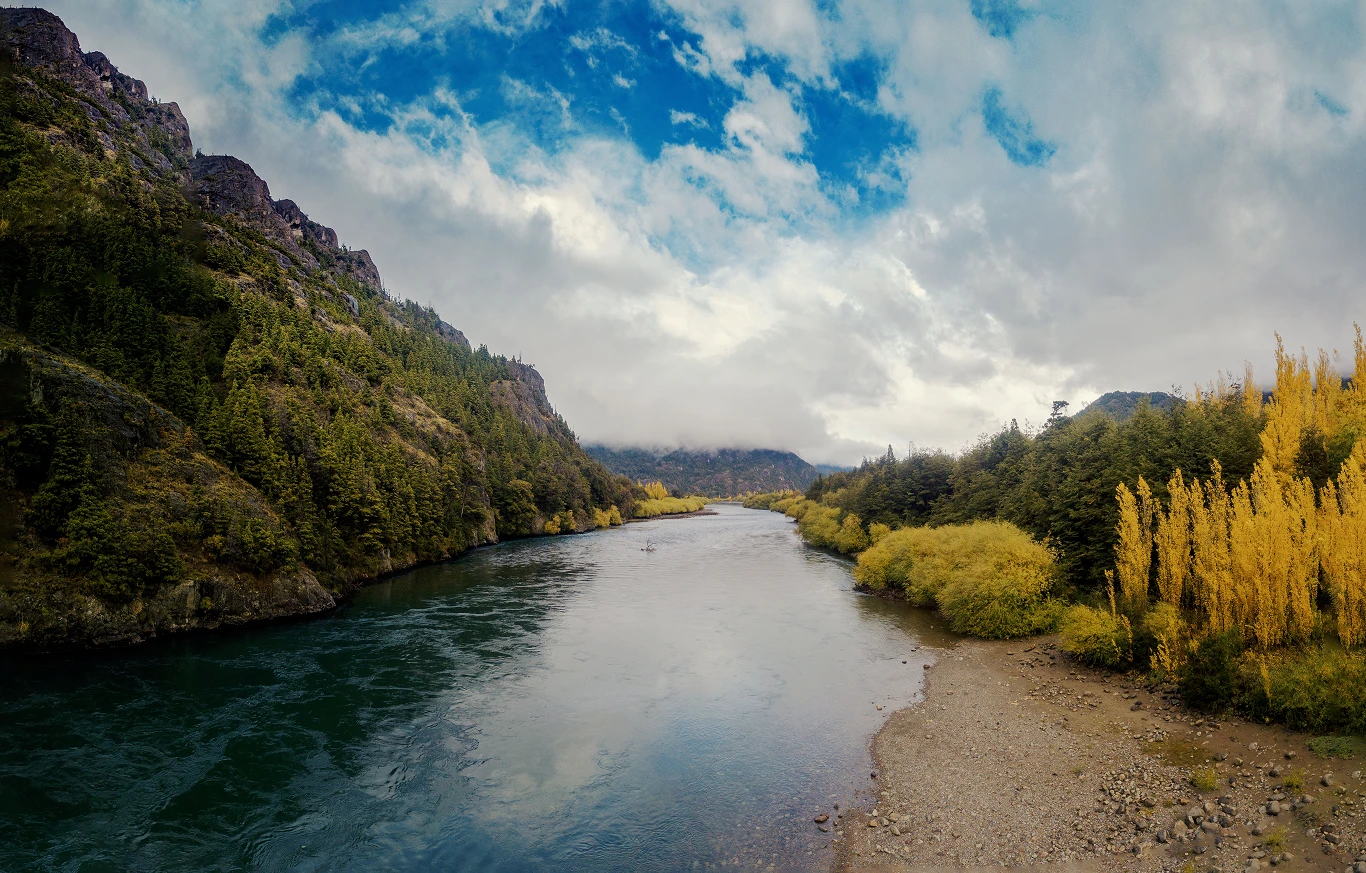 Río patagónico entre montañas y bosque nativo