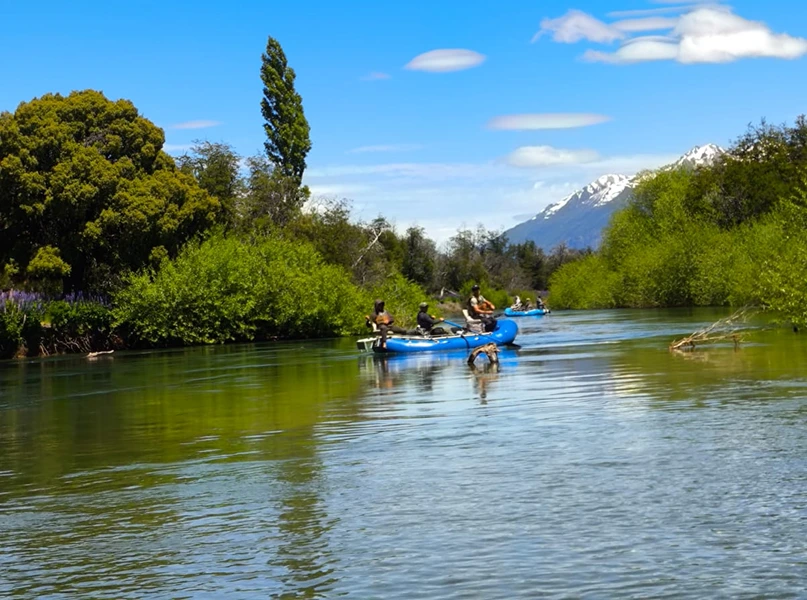 Flotada de pesca en río de montaña
