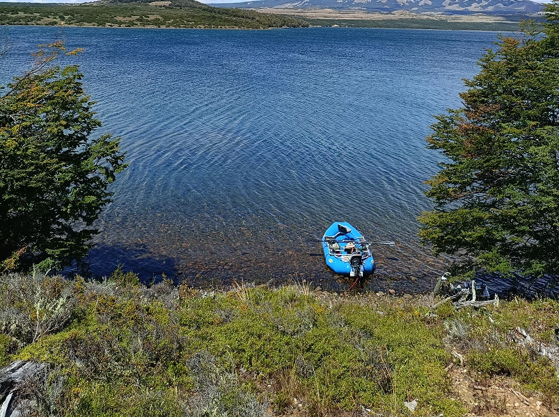 Balsa lista para pescar en un lago patagónico